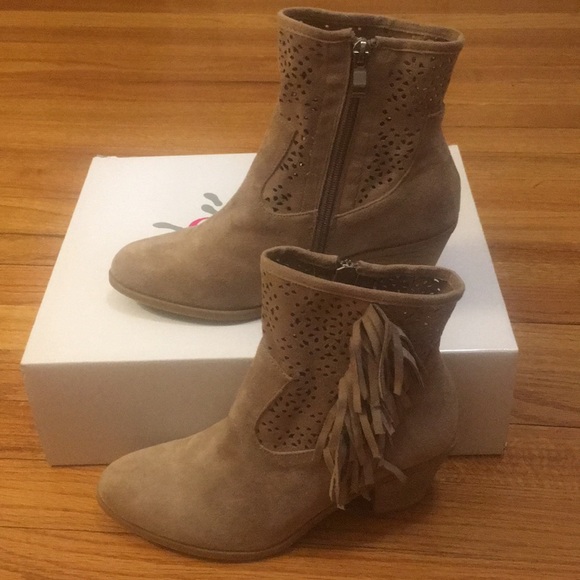 NIB Olivia Miller tan suede fringed booties - Picture 2 of 6